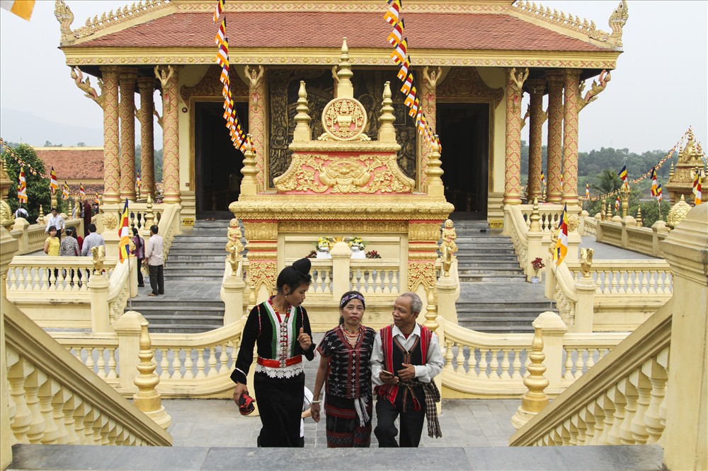 Tháp mộ trong khuôn viên chùa Khmer